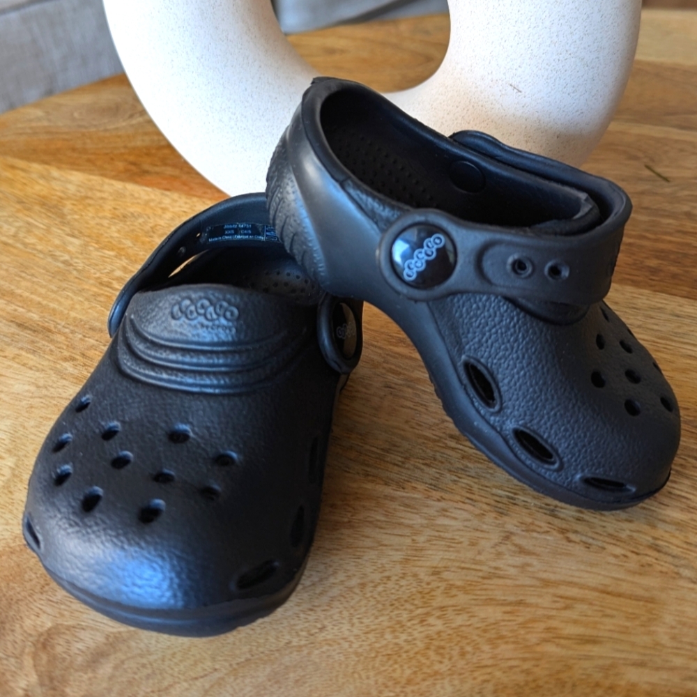 Jibbitz by Crocs black Croc sandals / water shoes, size XXS (4 / 5)